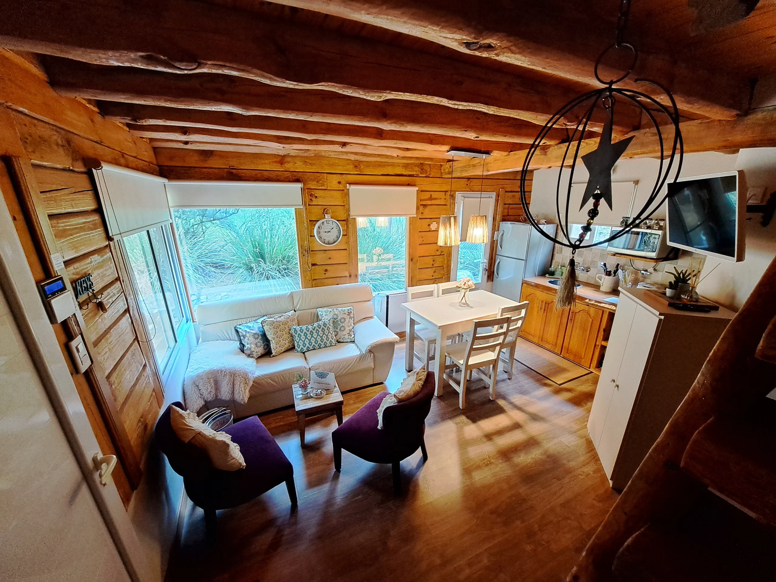 13 cabañas living comedor