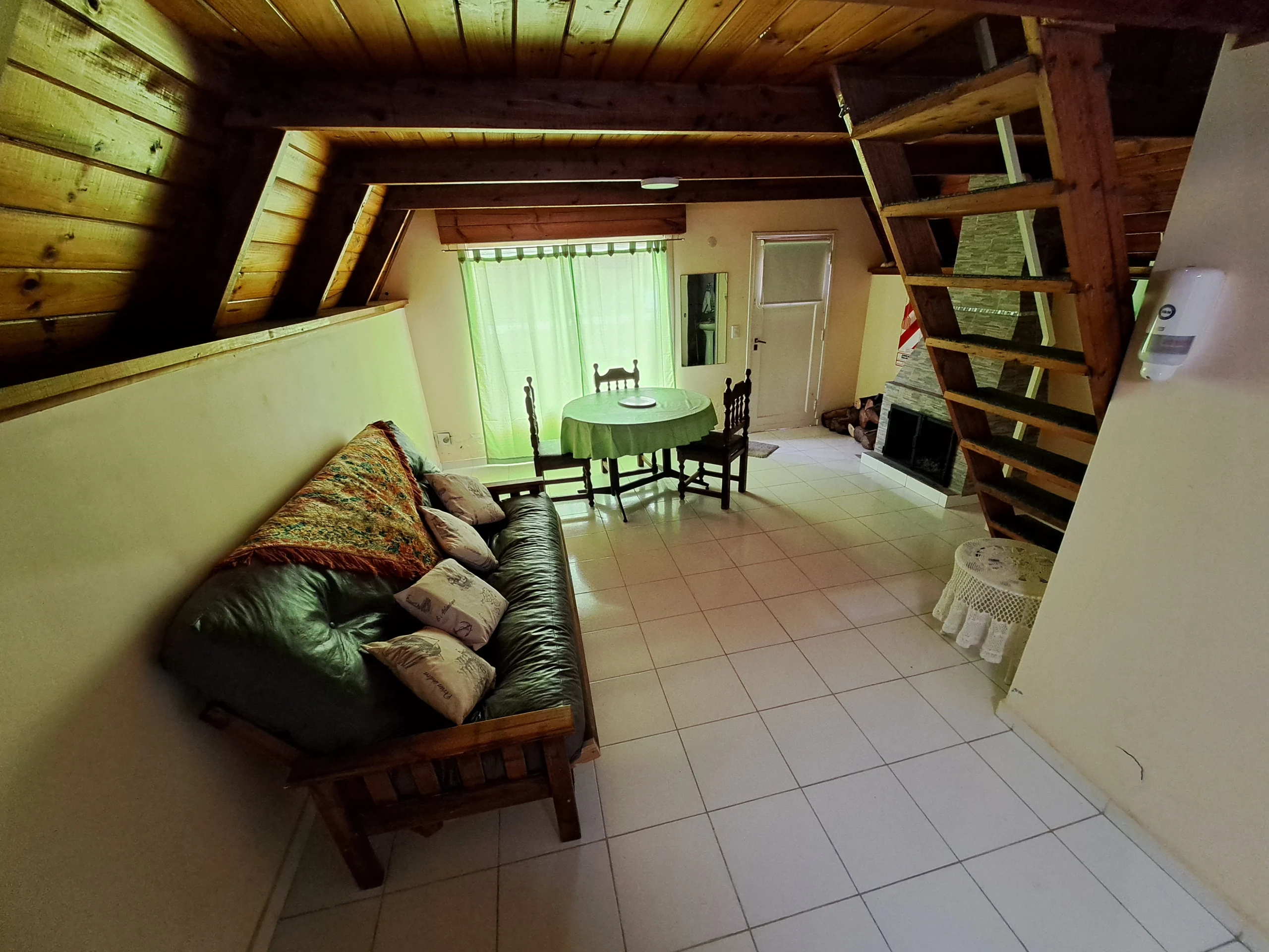24 cabaña living comedor